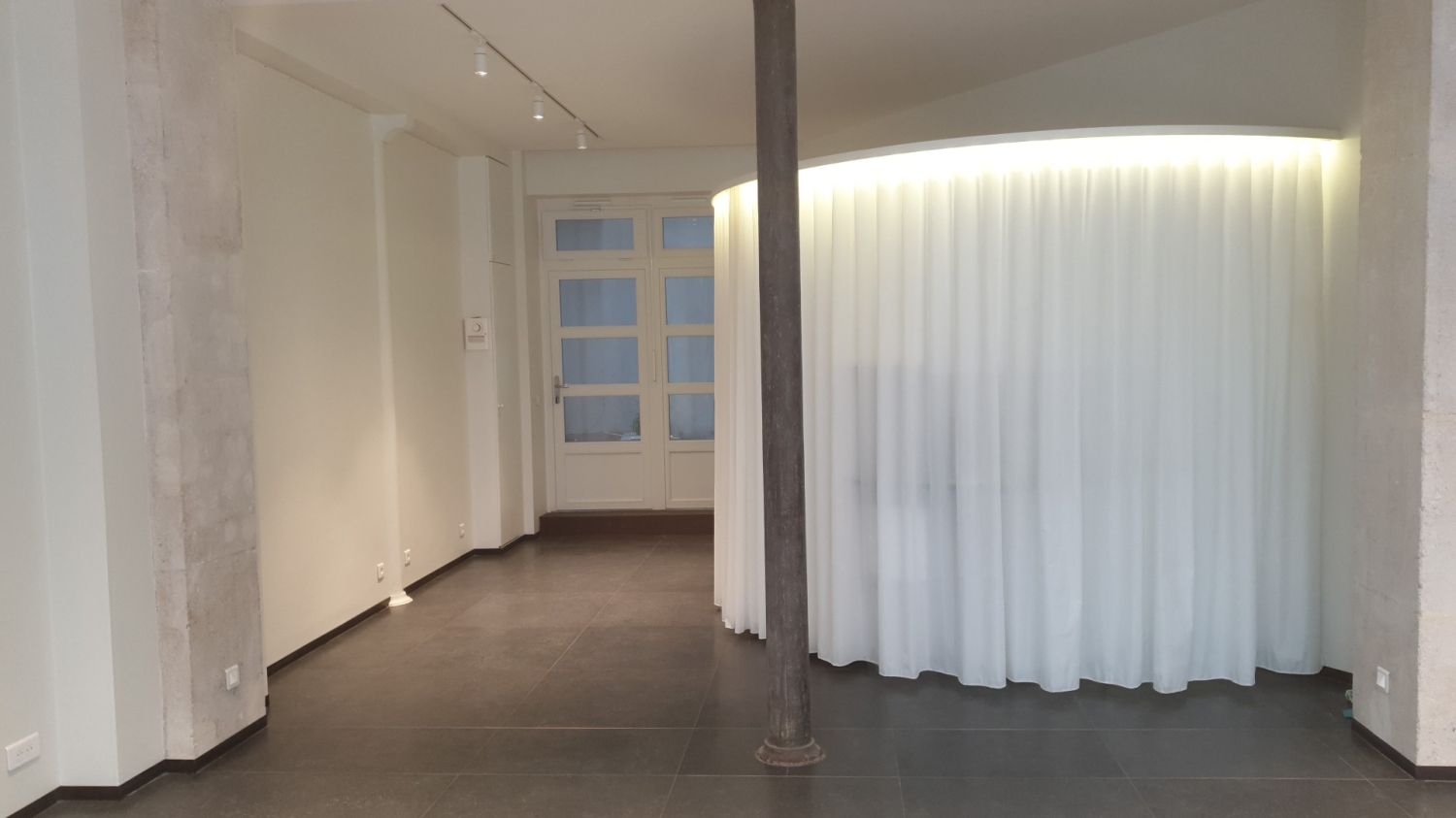 45m² Art Gallery with Bay Windows for Events in Paris