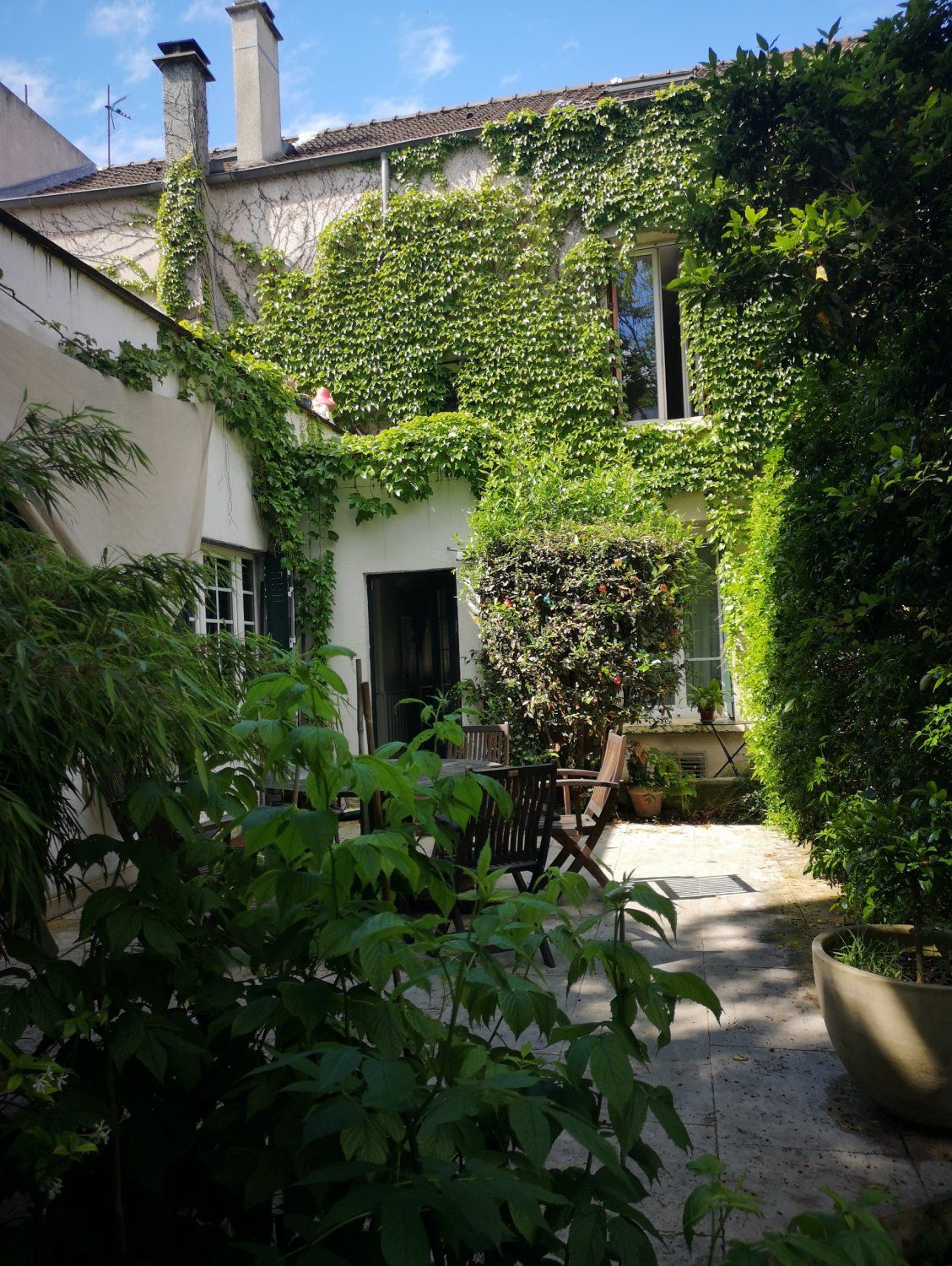 Single storey house with garden in the center of Montreuil 