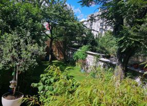 Single storey house with garden in the center of Montreuil 