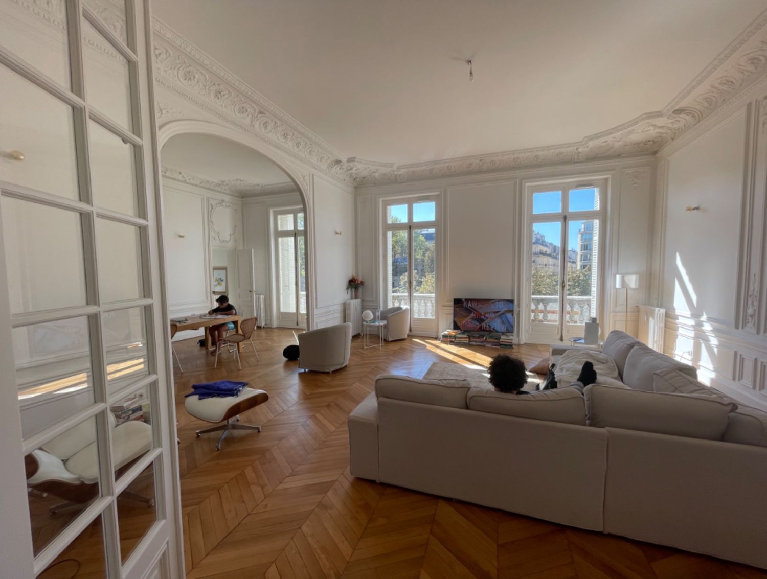 Hausmanian living room in the 17th arrondissement
