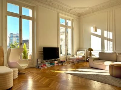 Elegant Haussmann-Style Flat for Events in Paris