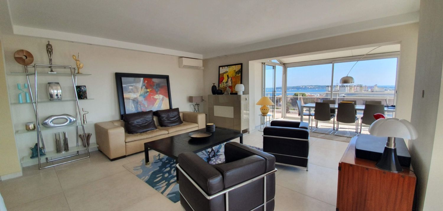 Penthouse with a large terrace and a panoramic sea view
