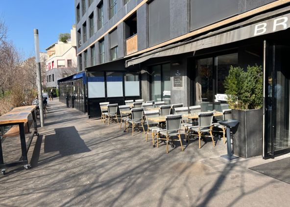 Brasserie with large terrace, facing south, Batignolles district, Paris 17