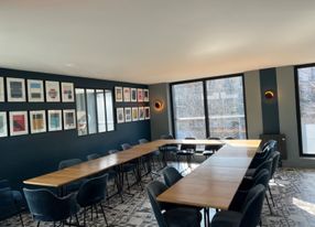 Brasserie with large terrace, facing south, Batignolles district, Paris 17