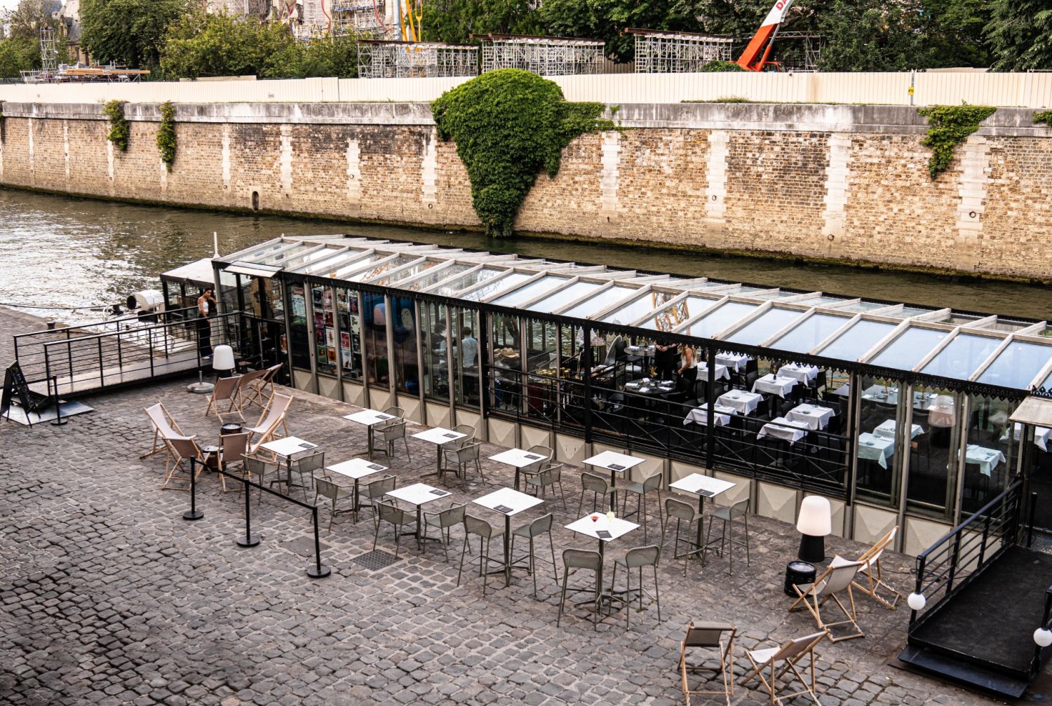 Barge with view of Notre-Dame de Paris (JO 2024 dry hire)
