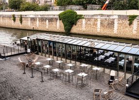 Barge with view of Notre-Dame de Paris (JO 2024 dry hire)