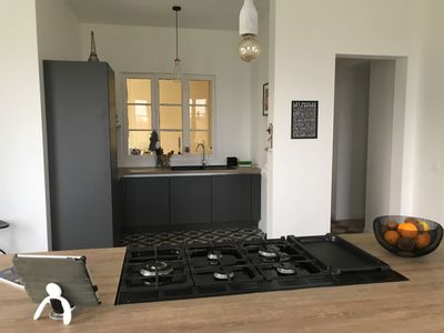 Gironde stone house in the heart of a hilly vineyard