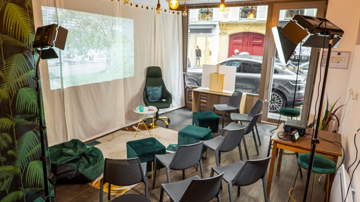 Modular event studio, storefront with window in the golden triangle of Paris