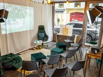 Modular event studio, storefront with window in the golden triangle of Paris