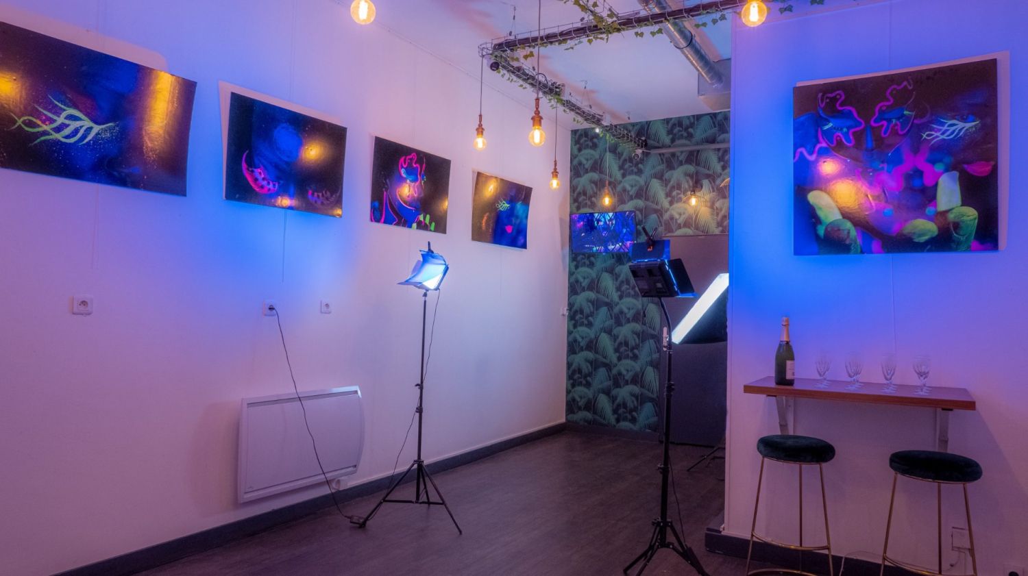 Modular event studio, storefront with window in the golden triangle of Paris