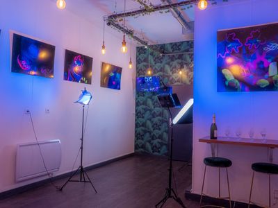 Modular event studio, storefront with window in the golden triangle of Paris