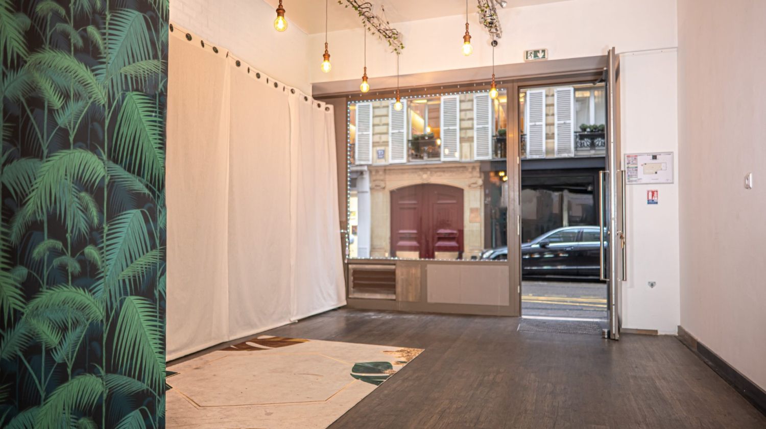 Modular event studio, storefront with window in the golden triangle of Paris