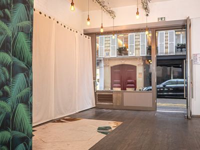 Modular event studio, storefront with window in the golden triangle of Paris