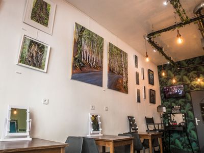 Modular event studio, storefront with window in the golden triangle of Paris