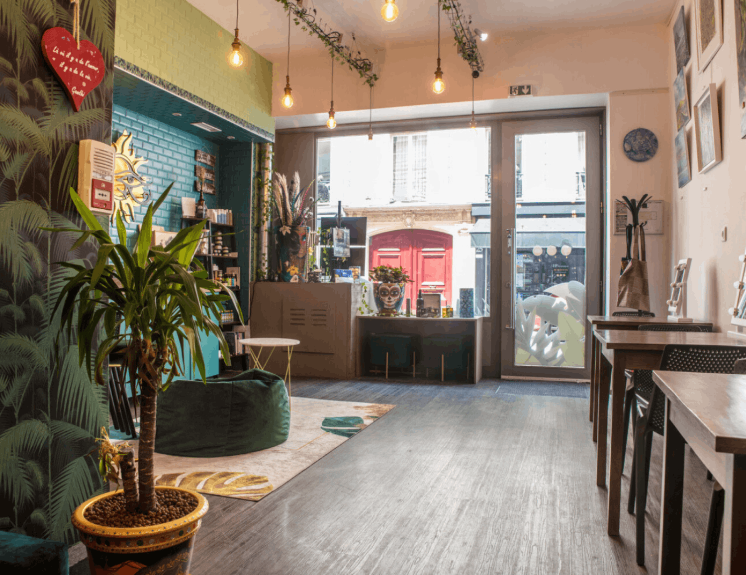 Modular event studio, storefront with window in the golden triangle of Paris