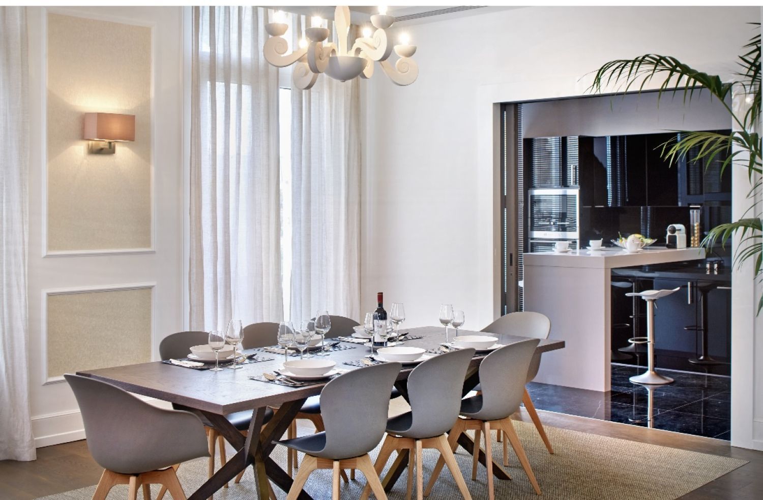 Spacious apartment facing the Palais des Congrès
