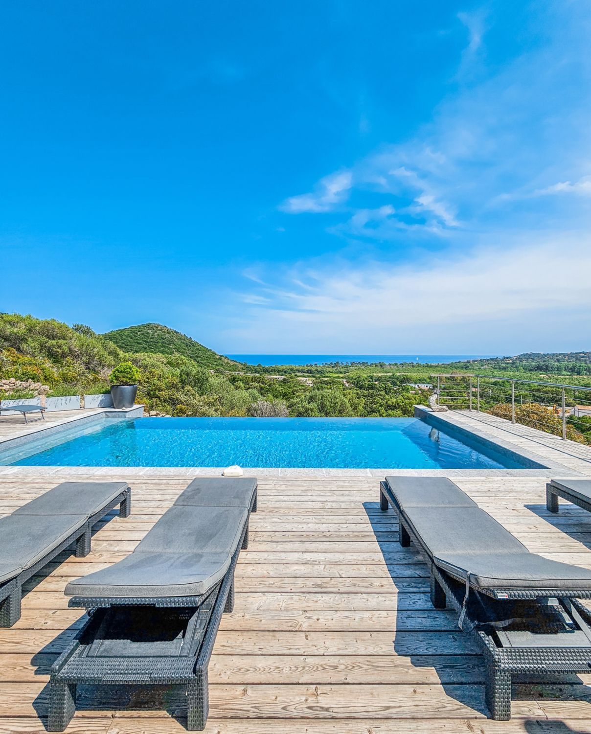 Architect-designed villa with panoramic view