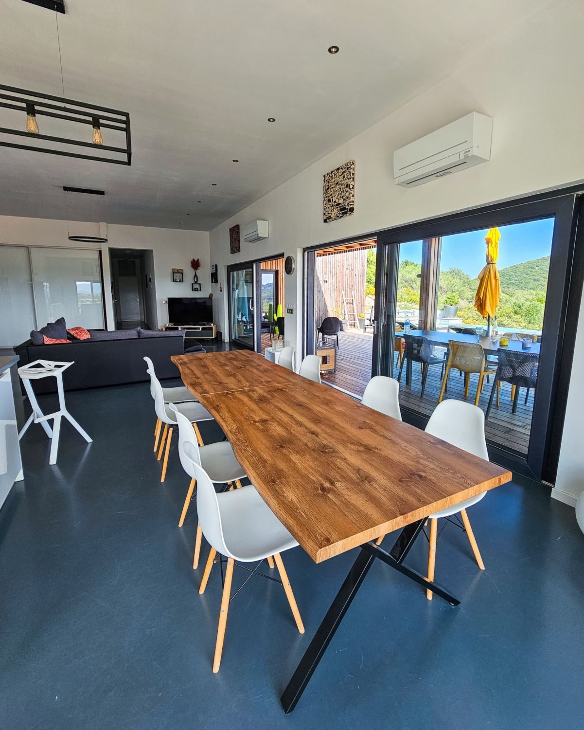 Architect-designed villa with panoramic view