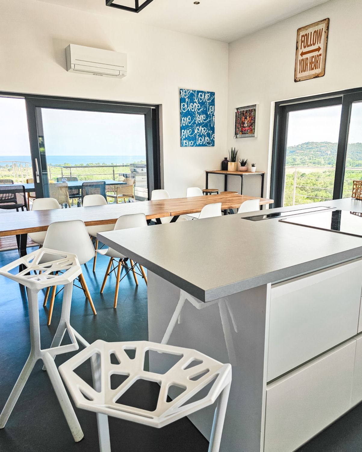 Architect-designed villa with panoramic view