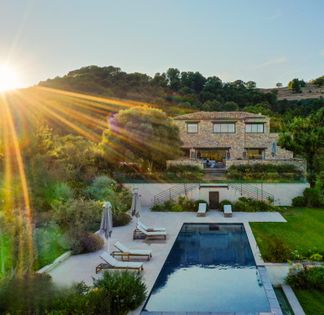 Élégante bastide provençale avec vue panoramique sur les montagnes pour des événements