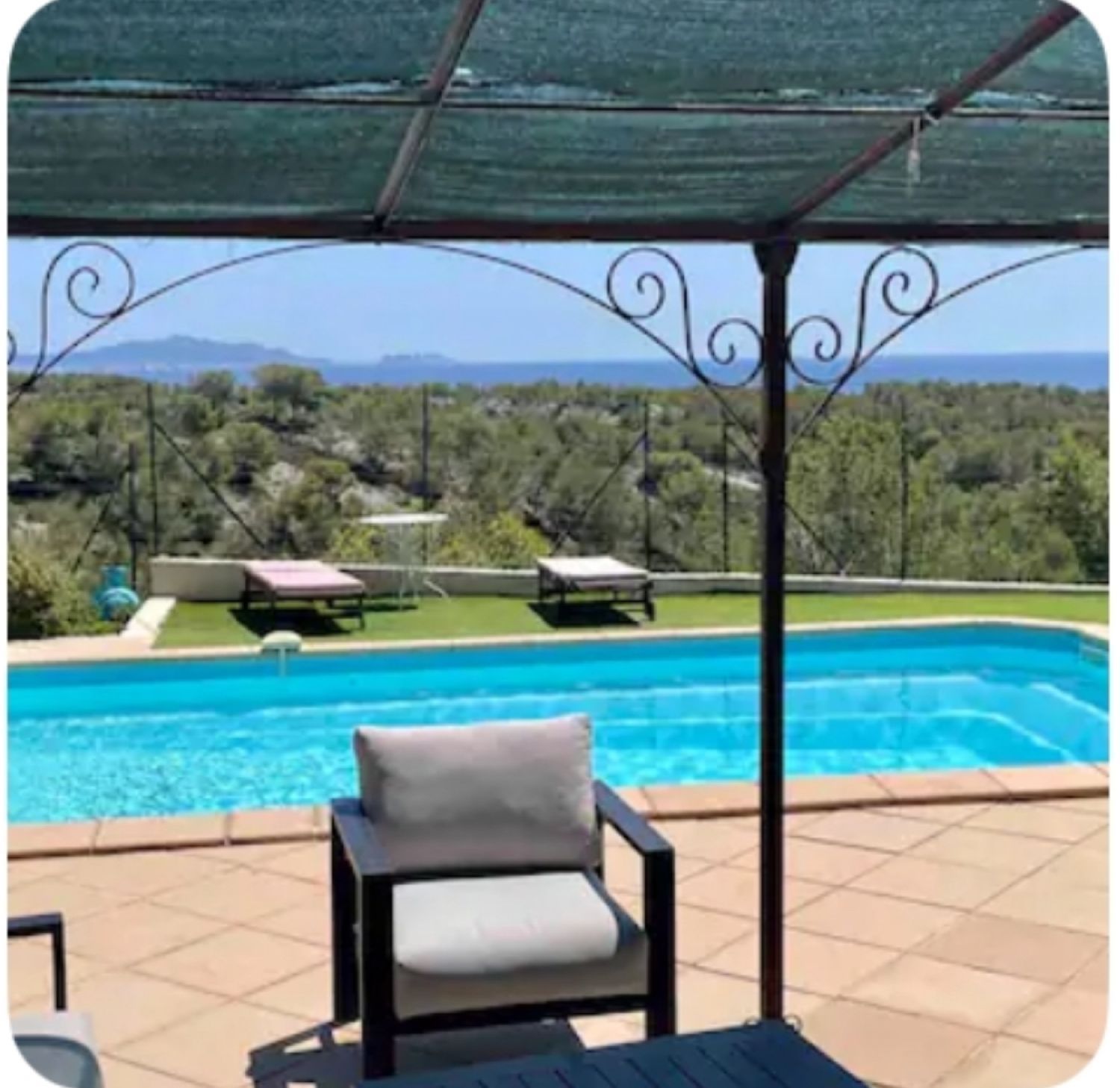 Villa with sea view over Marseille and its islands