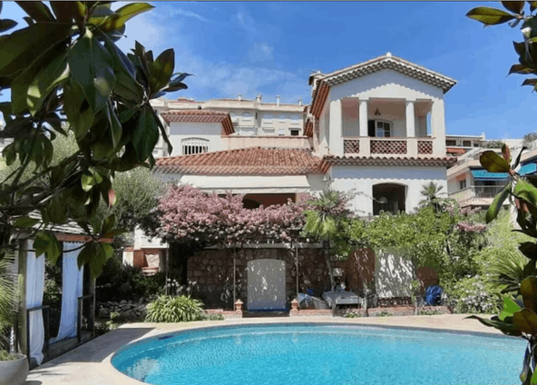 Beautiful villa close to the beach and the city center