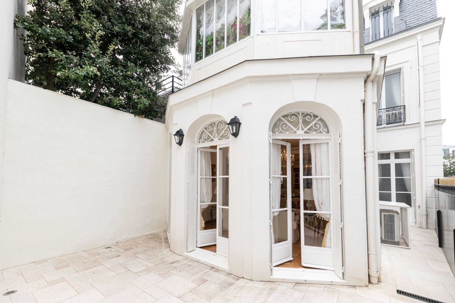 Elegant Parisian Venue for Exclusive Events & Seminars