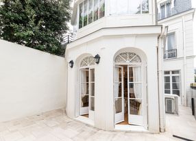 Imperial residence, heart of the prestigious Dauphine district of Paris 16th