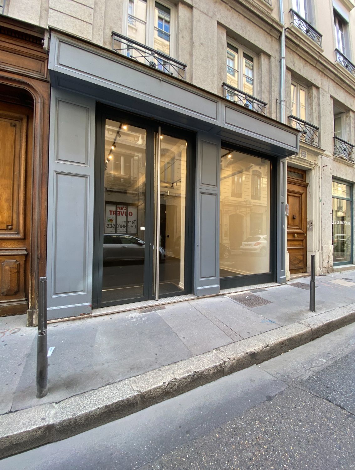 30 m² pop-up gallery on the Lyon Peninsula