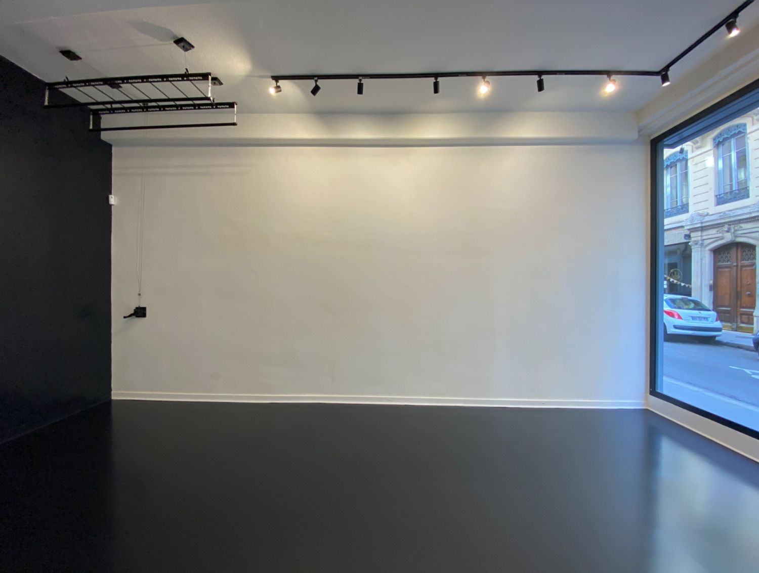 30 m² pop-up gallery on the Lyon Peninsula