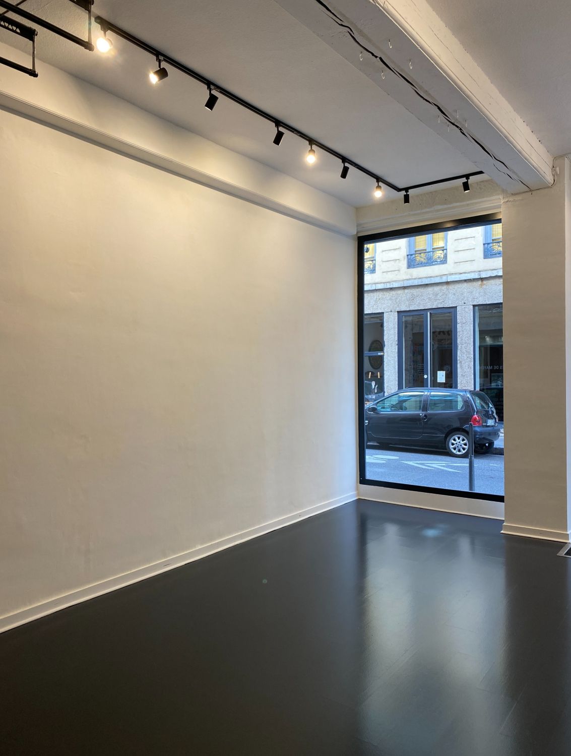 30 m² pop-up gallery on the Lyon Peninsula