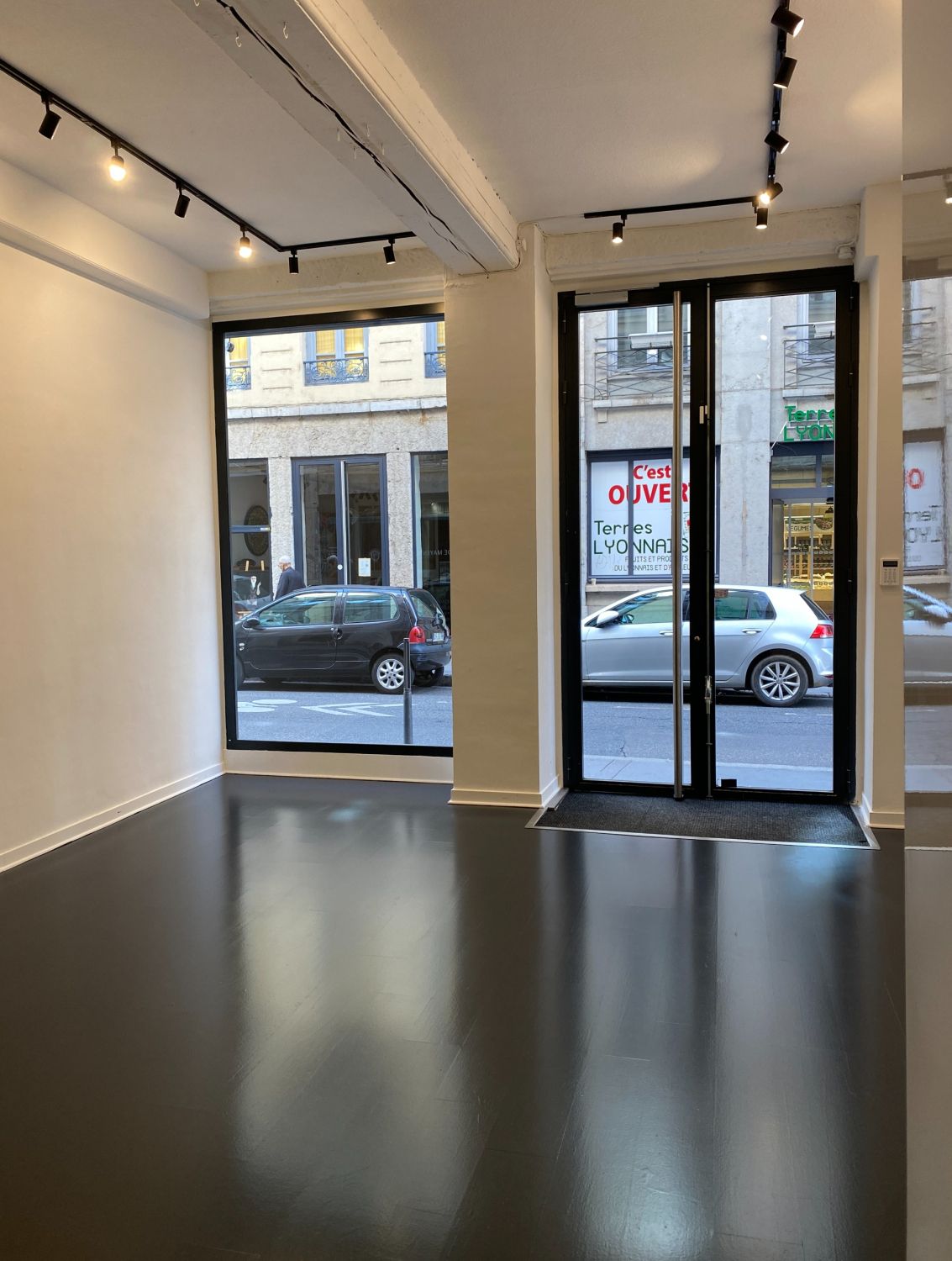 30 m² pop-up gallery on the Lyon Peninsula