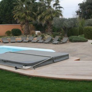 400 m² of terrace around a swimming pool in a 4000 m² garden 