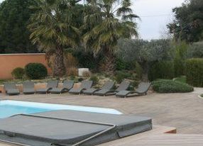 400 m² of terrace around a swimming pool in a 4000 m² garden 