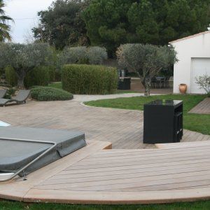 400 m² of terrace around a swimming pool in a 4000 m² garden 