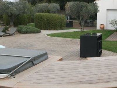 400 m² of terrace around a swimming pool in a 4000 m² garden 