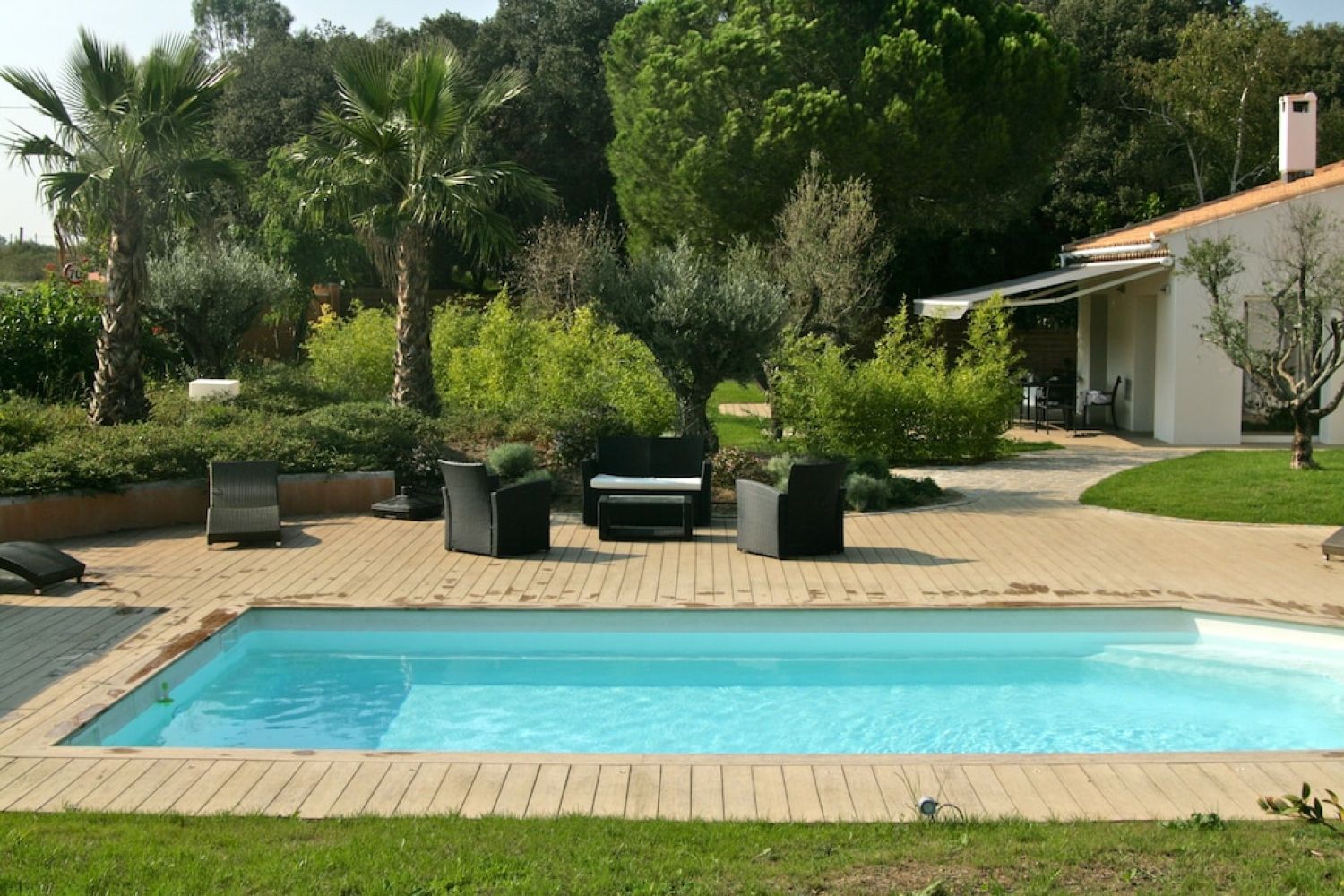 400 m² of terrace around a swimming pool in a 4000 m² garden 