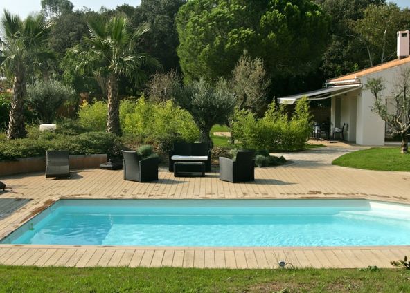 400 m² of terrace around a swimming pool in a 4000 m² garden 