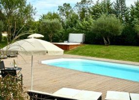 400 m² of terrace around a swimming pool in a 4000 m² garden 