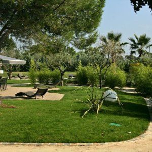 400 m² of terrace around a swimming pool in a 4000 m² garden 