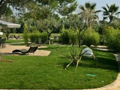 400 m² of terrace around a swimming pool in a 4000 m² garden 