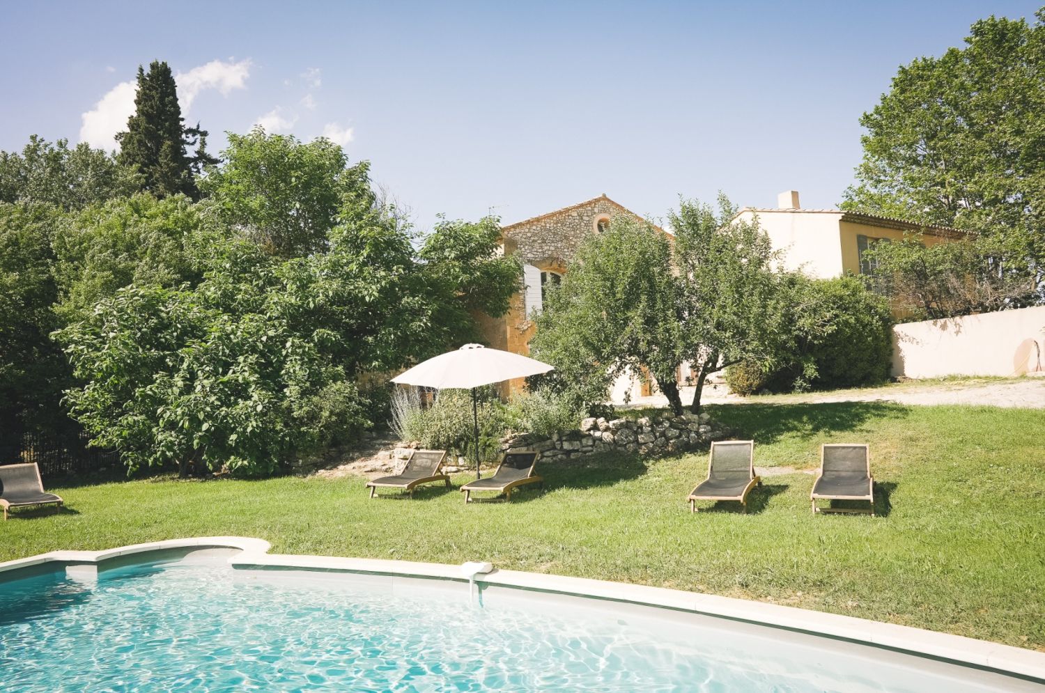 Provençal villa in the heart of the vineyards at the gates of Aix en Provence with 16 beds 