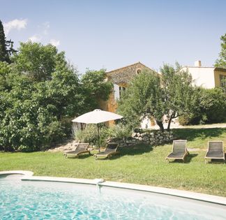 Provençal villa in the heart of the vineyards at the gates of Aix en Provence with 16 beds 