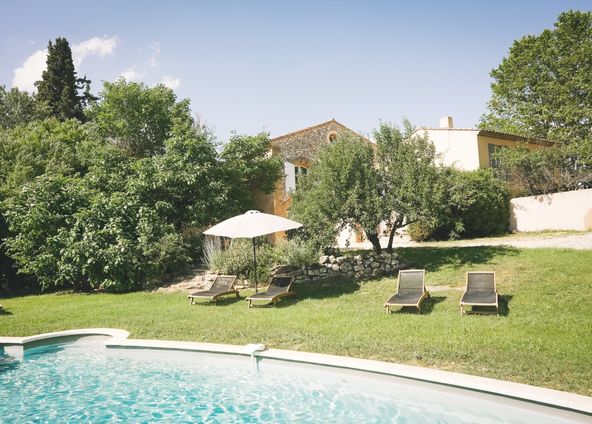 Provençal villa in the heart of the vineyards at the gates of Aix en Provence with 16 beds 