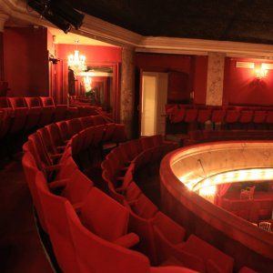 Théâtre Parisien Élégant pour Événements et Privatisations