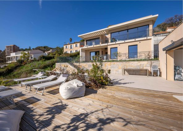 Villa with swimming pool, garden and sea view