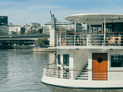 Boat in Paris at the foot of the Statue of Liberty with a view of the Eiffel Tower