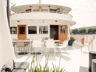 Boat in Paris at the foot of the Statue of Liberty with a view of the Eiffel Tower