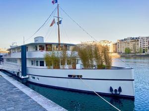 Boat in Paris at the foot of the Statue of Liberty with a view of the Eiffel Tower