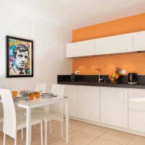 1-Bedroom Apartment Cannes – Terrace, 10 Guests